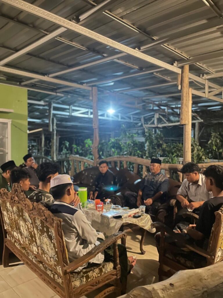 Perkumpulan santri Pondok Pesantren Insan Kamil Nganjuk