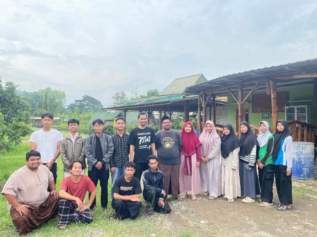 santri pesantren plus keterampilan sedang praktek keterampilan di pesantren Insan Kamil”