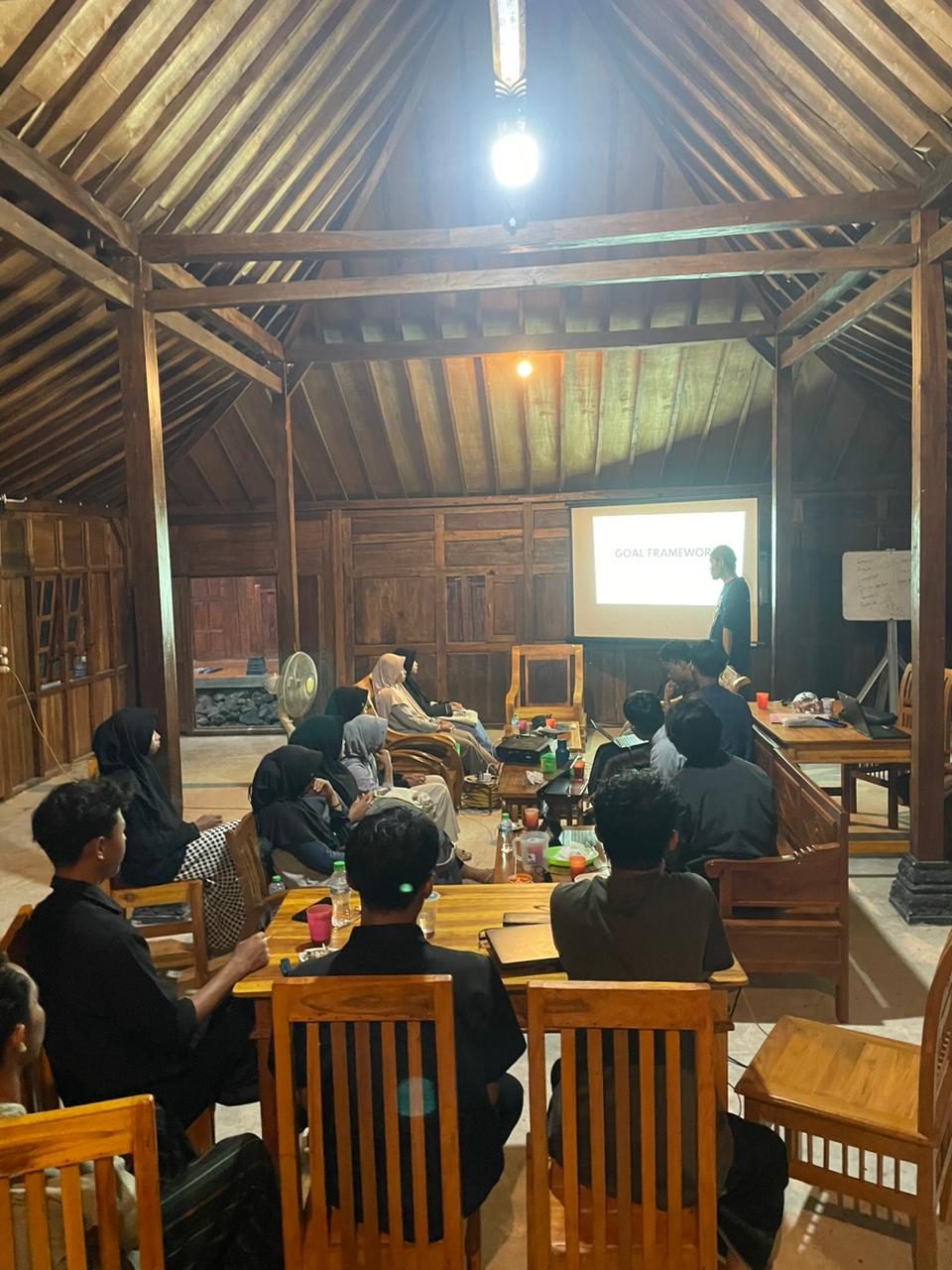 Santri di pesantren sedang mengaji bersama, melambangkan integritas dan karakter