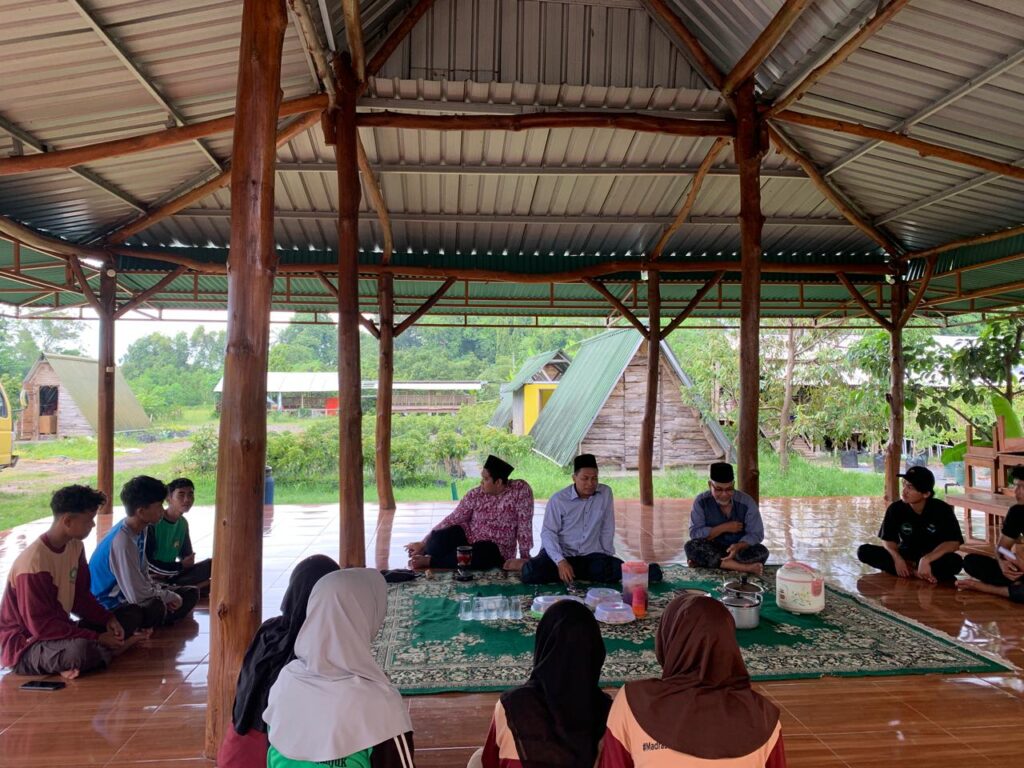 Sambutan dari Kepala Sekolah MAPK Al-Hidayah dalam acara Penutupan Prakerin TKJ Aksepro di Pesantren Insan Kamil Nganjuk