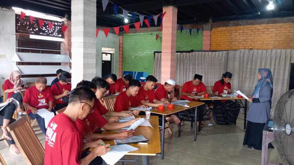 Ustadz Kamal Musthofa bersama peserta yang lain mengikuti sesi post test pelatihan JULEHA (Juru Sembelih Halal)