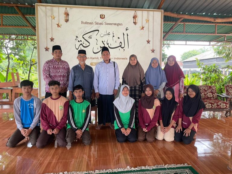 Kepala Sekolah MAPK Al-Hidayah Wahyu Irvana foto bersama peserta Prakerin TKJ Aksepro dan pembimbing PRAKERIN Pesantren Insan Kamil di Nganjuk