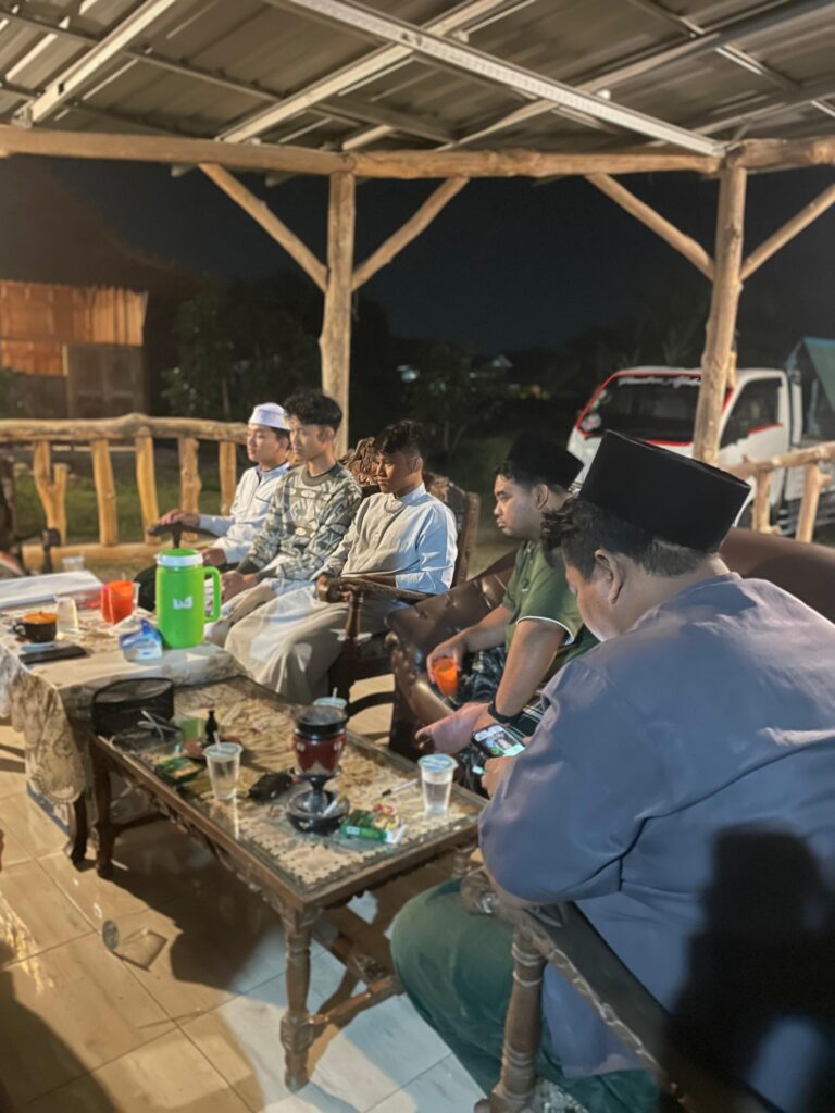 Santri belajar mengelola bisnis Dombastis dan Astana di lingkungan pesantren.