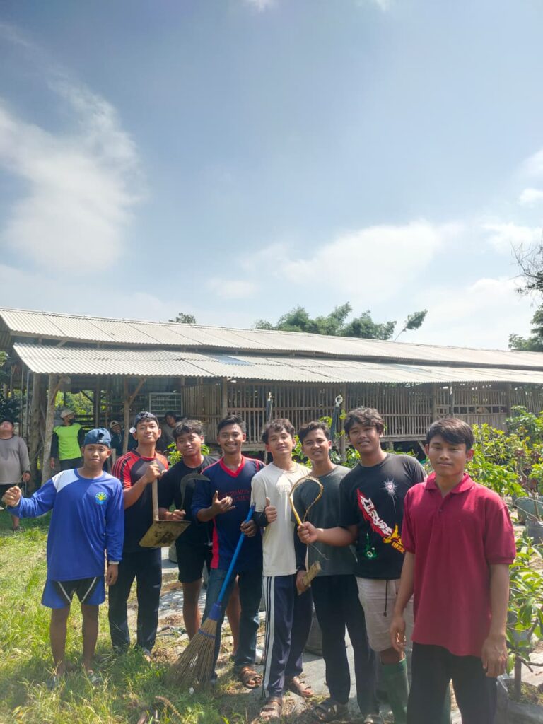 Santri milenial belajar kewirausahaan di pesantren dengan suasana pelatihan bisnis.