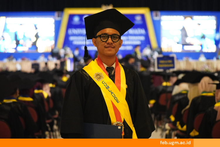Muh Ridho meraih IPK 3,94 dan wisudawan terbaik FEB UGM.